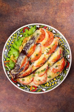 Patlıcan domates, mozzarella peyniri, kaşar peyniri ve kekik ile