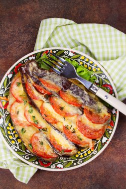 Patlıcan domates, mozzarella peyniri, kaşar peyniri ve kekik ile