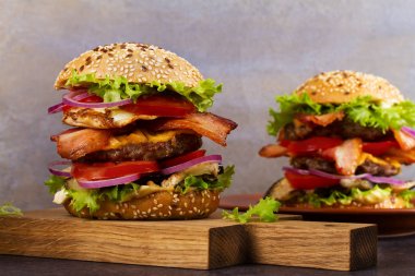 Burger sığır eti, domuz eti, yumurta ve patlıcan