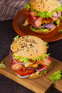 Burger sığır eti, domuz eti, yumurta ve patlıcan