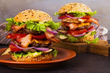 Burger sığır eti, domuz eti, yumurta ve patlıcan