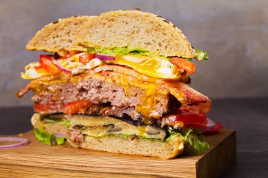 Burger sığır eti, domuz eti, yumurta ve patlıcan