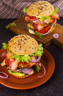 Burger sığır eti, domuz eti, yumurta ve patlıcan