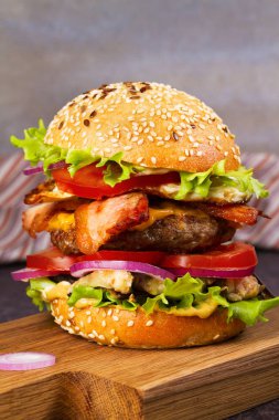 Burger sığır eti, domuz eti, yumurta ve patlıcan