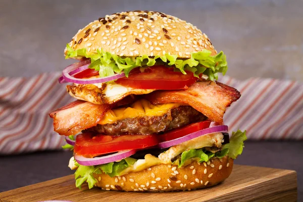 Burger Med storfekjøtt, bacon, egg og eggplante – stockfoto