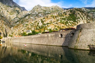 Dağlar ve Kotor Körfezi Kotor, Karadağ sur görünümü