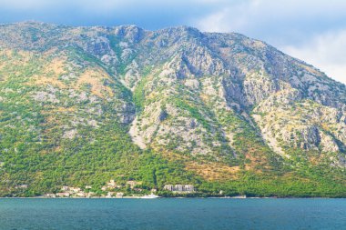 Deniz ve dağ manzarası
