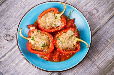 Et ve sebze ile biber dolması