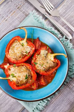 Et ve sebze ile biber dolması