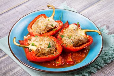 Et ve sebze ile biber dolması