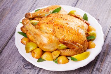 Tavuk limon, kireç ve adaçayı ile süslenmiş patates ile