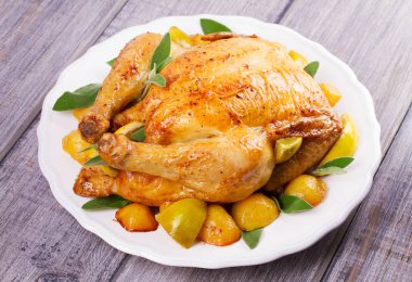 Tavuk limon, kireç ve adaçayı ile süslenmiş patates ile