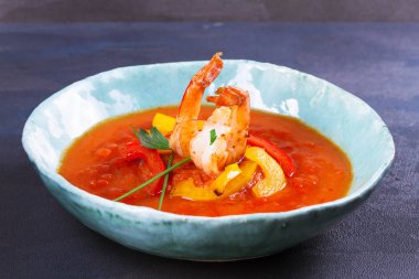 Karides Gazpacho. İspanyol çorbası. Karides ile sebze püresi