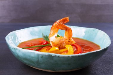 Karides Gazpacho. İspanyol çorbası. Karides ile sebze püresi