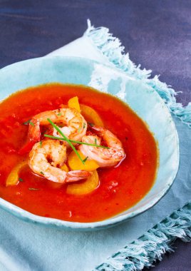 Karides Gazpacho. İspanyol çorbası. Karides ile sebze püresi