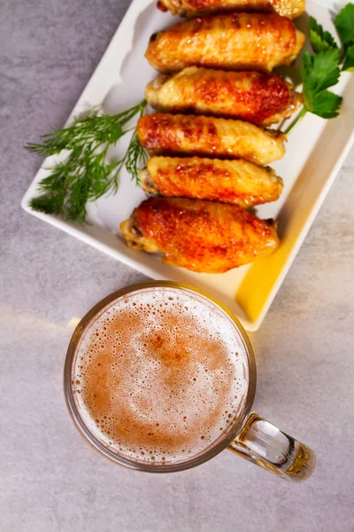 Picaduras de cerveza. Ale y comida bodegón — Foto de Stock