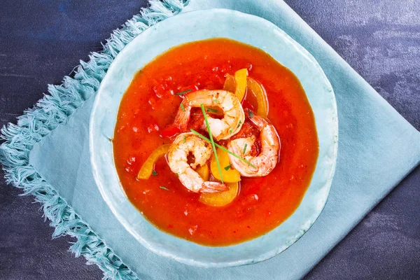 Gazpacho de camarones. Sopa española. Puré de verduras con gambas —  Fotos de Stock