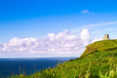 Moher kayalıklarla ve O'Brien'ın kule, County Clare yaban Atlantik Okyanusu, İrlanda'nın Batı Kıyısı