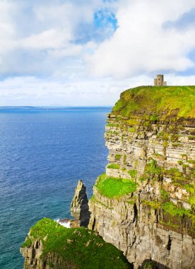 Moher kayalıklarla ve O'Brien'ın kule, County Clare yaban Atlantik Okyanusu, İrlanda'nın Batı Kıyısı