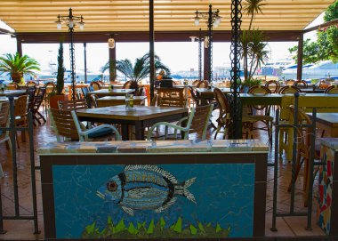 Sabah kafe, mesire ve sahil kasabası Budva, Karadağ