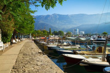 Sabah marina. Deniz iskele ve mesire, Budva, Karadağ için sahil.