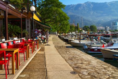 Sabah marina. Deniz iskele ve mesire, Budva, Karadağ için sahil.