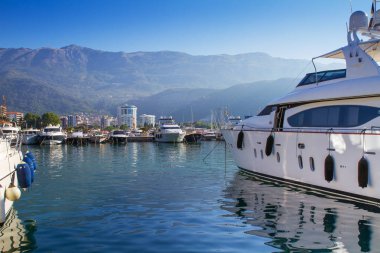 Sabah marina. Deniz iskele ve mesire, Budva, Karadağ için sahil.