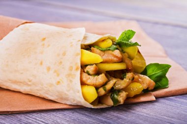 Tavuk mango, fesleğen ve nane ile tamamladı. Tavuk dürüm