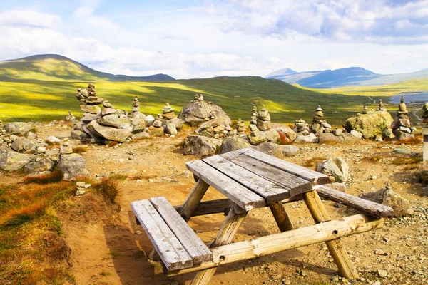 Vallée dans les montagnes et un endroit pour se reposer avec une table à proximité du chemin de randonnée. Norvège paysage — Photo