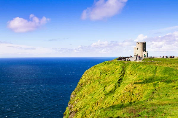Cliffs of Moher e O'Brien's tower, costa occidentale dell'Irlanda, contea di Clare in un oceano atlantico selvaggio — Foto Stock