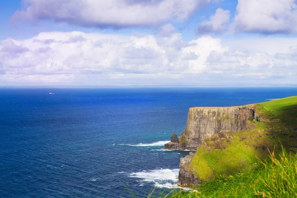 Scogliere di Moher, costa occidentale dell'Irlanda, contea di Clare in un oceano atlantico selvaggio — Foto Stock