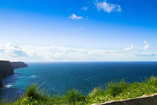 Скалы Мохера, западное побережье Ирландии, графство Клэр в диком Атлантическом океане — стоковое фото