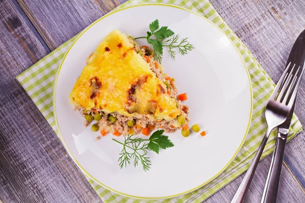 Meat, potato, cheese, carrot, onion and green peas casserole. Traditional shepherd pie — Stock Photo, Image