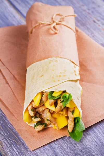 Envolturas de pollo con mango, albahaca y menta. Burrito con pollo —  Fotos de Stock
