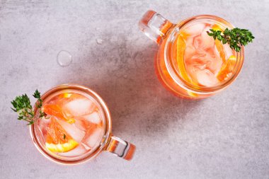 Campari ve vermut portakal, kekik ile süslenmiş ile kokteyl