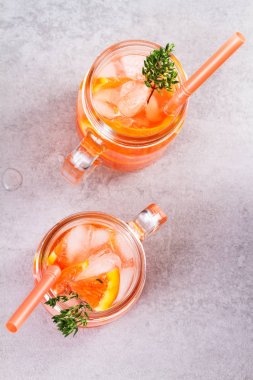 Campari ve vermut portakal, kekik ile süslenmiş ile kokteyl