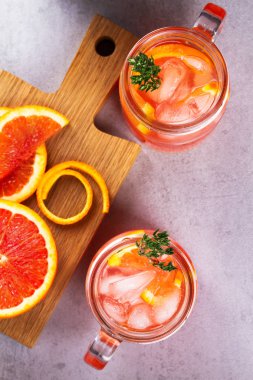 Campari ve vermut portakal, kekik ile süslenmiş ile kokteyl