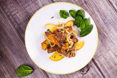 Tavuk karaciğer apple, ıspanak ve soğan ile