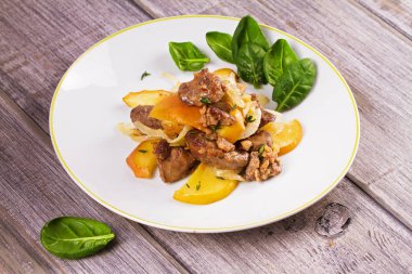 Tavuk karaciğer apple, ıspanak ve soğan ile