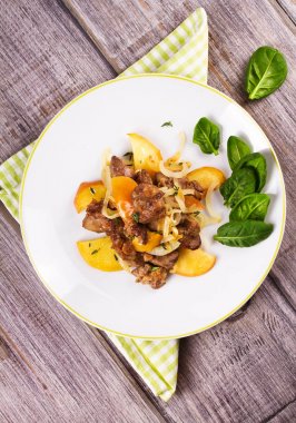 Tavuk karaciğer apple, ıspanak ve soğan ile