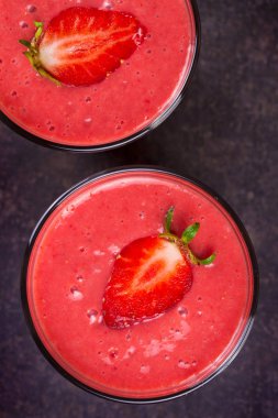 Çilekli milkshake. Berry güler yüzlü