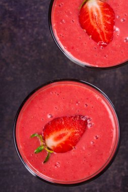 Çilekli milkshake. Berry güler yüzlü