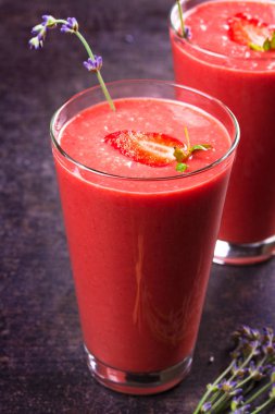 Çilekli milkshake. Berry güler yüzlü