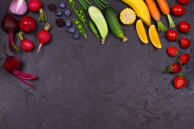 Renkli sebze, meyve ve çilek - sağlıklı gıda, diyet, Detoks, temiz yemek veya vejetaryen kavramı.