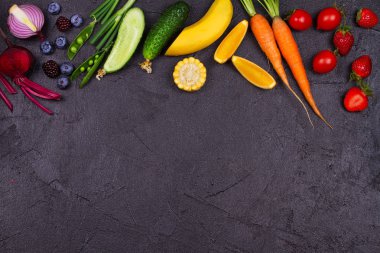 Renkli sebze, meyve ve çilek - sağlıklı gıda, diyet, Detoks, temiz yemek veya vejetaryen kavramı.