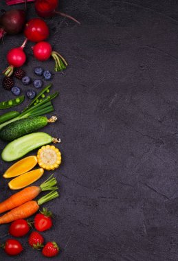 Renkli sebze, meyve ve çilek - sağlıklı gıda, diyet, Detoks, temiz yemek veya vejetaryen kavramı.