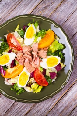 Ton balığı salatası. Balık, yumurta ve sebze salatası
