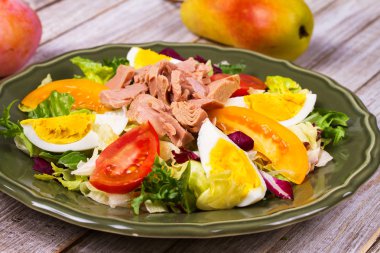 Ton balığı salatası. Balık, yumurta ve sebze salatası