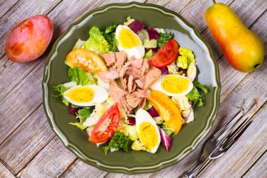 Ton balığı salatası. Balık, yumurta ve sebze salatası