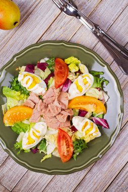 Ton balığı salatası. Balık, yumurta ve sebze salatası